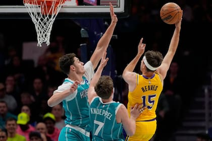 Ryan Kalkbrenner también colabora en la defensa con un promedio de 2.3 tapones por partido