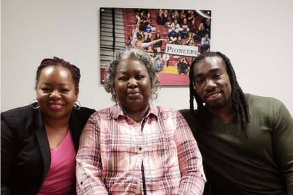 Ryan Matthews junto a su madre y su hermana, quienes lucharon por su liberación