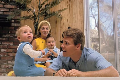 Ryan O'Neal con su exesposa Joanna Moore y sus hijos Griffin y Tatum
