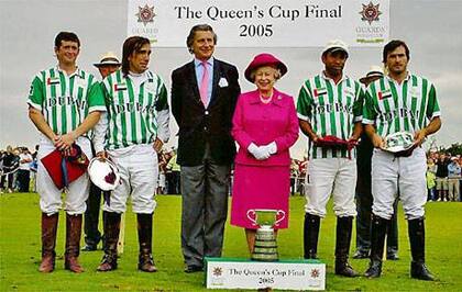 En 2005, con Dubai: Ryan Pemble, Alejandro Díaz Alberdi, la reina Isabel II, Alí Albwardy y Adolfo Cambiaso (h.)