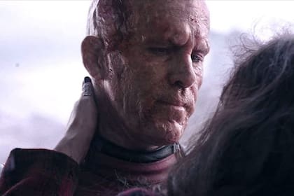 Ryan Reynolds, caracterizado como Deadpool
