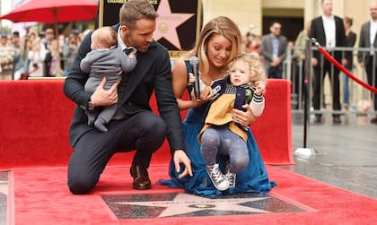 Ryan Reynolds le muestra, orgulloso, su estrella de la fama a sus hijas