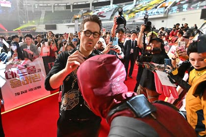 Ryan Reynolds también desplegó su encanto y su simpatía en Seul. Por su parte, el actor y productor vistió una camisa negra estampada y un pantalón negro. Además, llevó anteojos para poder ver de cerca a sus fans y firmar autógrafos