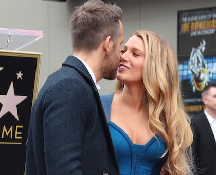 Beso a beso. Ryan Reynolds y Blake Lively se dedicaron palabras de amor durante la ceremonia