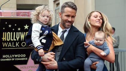 Ryan Reynolds y Blake Lively, en familia. Por primera vez, la pareja se mostró junto a sus hijas