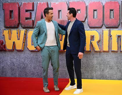 Ryan Reynolds y Hugh Jackman continúan con la gira promocional Deadpool & Wolverine, la película de Marvel que los reúne en pantalla 15 años después del primer encuentro de sus personajes en X-Men Orígenes: Wolverine. Los actores, que forjaron una muy cercana amistad desde entonces, estuvieron juntos este jueves en el Eventim Apollo de Londres