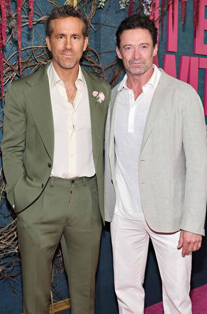 Ryan Reynolds y Hugh Jackman son amigos hace 17 años. Esa amistad comenzó gracias a sus personajes, esos mismos que hoy los volvieron a reunir. “Aunque seamos mejores amigos a veces no lo puedo creer. Lo miro y pienso: ‘es Hugh Jackman, ¡wow!’ No dejo de sorprenderme”, le dijo Reynolds a The New York Times en relación a su coprotagonista en Deadpool & Wolverine