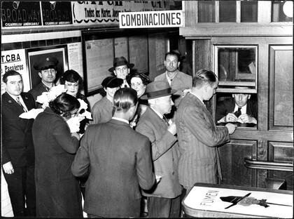 s haciendo fila para comprar boletos. Se observan tipografía y señalética de la Corporación de Transportes de Buenos Aires (creada en 1936), y publicidad de la época.
1940. Archivo General de la Nación.