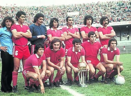 Sa, Santoro, Galván, López, Comisso, Pavoni. Abajo: Balbuena, Semenewicz, Maglioni, Bochini y Bertoni con la Intercontinental 73, en cancha de Racing. Hoy sería imposible hacer esa foto.