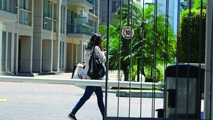 Sábado 11, mediodía. Mónica García de la Fuente sube a un Audi que la busca por la entrada de Madero Center. Desde ese mismo lugar salió el automóvil blanco que se llevó detenido a Amado Boudou el viernes 3 de noviembre. La novia del ex vicepresidente sube al vehículo con bolsas llenas de provisione
