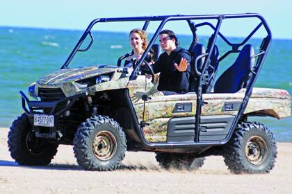 Sábado 14. A bordo del Kawasaki Teryx 4×4 camuflado de Marcelo, Francisco y Martina con su perrita María Pita, pasearon por las arenas de La Boyita
