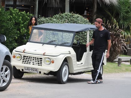 Sábado 21. Zaira y Facundo Pieres, el polista 10 de handicap, se mueven a bordo de un Mehari.