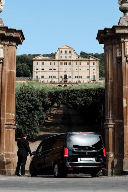 Sábado 24. La estrella de la televisión británica Mark Francis Vandelli, la DJ Marjorie Gubelmann, la cantante Ellie Goulding y la estrella pop Pixie Lott con su novio, el modelo Oliver Cheshire, fueron algunos de los íntimos que dijeron presente en Villa Aldobrandini. Faltaron los primos de la novia, los duques de Cambridge, William y Kate, y de Sussex, Harry y Meghan y tampoco dijo presente el padre de Kitty, el conde Charles Spencer con su mujer, Karen Spencer.