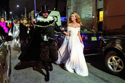 Sábado 29. Pasadas las siete y media de la noche, ya como marido y mujer ante la Iglesia católica, los novios encabezaron la procesión hacia Pioneer Works, el sofisticado venue que eligieron para agasajar a sus invitados con una fiesta tan “terrorífica” como fabulosa.