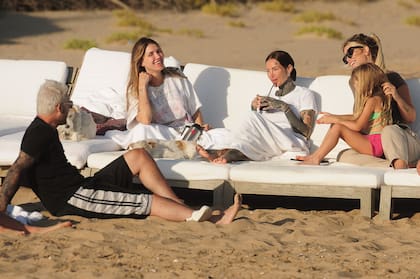Sabádo 31 al atardecer. Marcelo, Micaela y Candelaria Tinelli junto a Wanda Nara y su hija menor, Isabella Icardi, en plan de playa y relax.