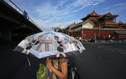 De día, es común ver a hombres y mujeres usar paraguas para protegerse del sol