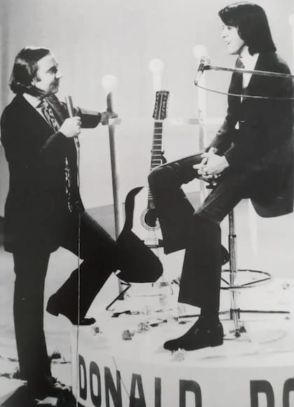 Sábados circulares, el programa que conducía Pipo Mancera, el de mayor rating de la televisión
argentina de los 60, realizó un especial sobre Donald, que, en ese momento, era “el artista del año”. Con la canción “Tiritando”, logró un éxito de ventas descomunal: llegaron a venderse 17 mil discos por día; meses más tarde, los números subieron aún más
