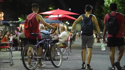 Sábados y domingos, bares, vendedores ambulantes  y vecinos se apropian de la avenida Boedo, que se vuelve peatonal