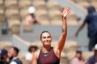 Sabalenka aprovecha la ola de calor en su triunfo en Roland Garros; Medvedev cae en cinco sets