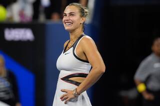 Sabalenka, campeona del US Open, avanza a semis tras retiro de Vondrousova por lesión de rodilla
