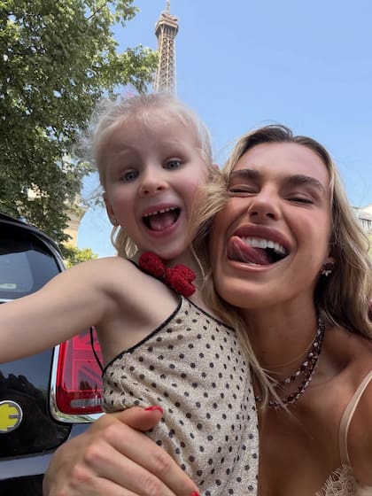 Sabalenka y una pequeña fanática en París