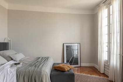 Sábanas con vainilla (Gratitud Infinita), ropa de cama (Lote Propio), lámpara de pie (Dimm Iluminación) y cuadro (Monstera).