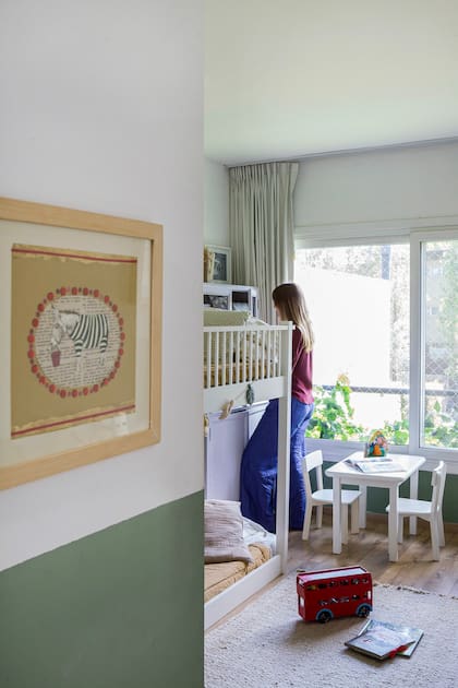 Sábanas (Zara Home), edredón (Landmark), cocodrilo (H&M Home). La mesa y sillas son de Mini Missura. ALfombra (Elementos Argentinos).