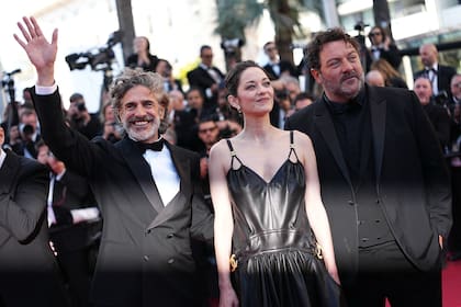 Sabaraglia, Marion Cotillard y Denis Ménochet en el estreno de Karma en Cannes
