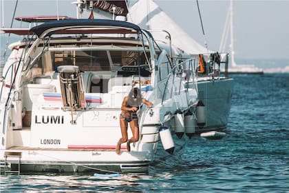 A los 49, conserva intacto el físico de una deportista de élite y su histórico apego al bajo perfil. De vacaciones en las islas Baleares, despuntó el vicio de la natación y el paddle board