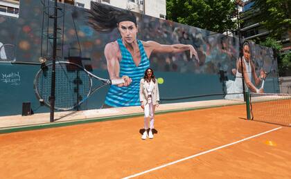 Sabatini, durante la inauguración de los murales con su imagen y la de Serena Williams, en el court de tenis de la residencia del embajador de EE.UU. en la Argentina