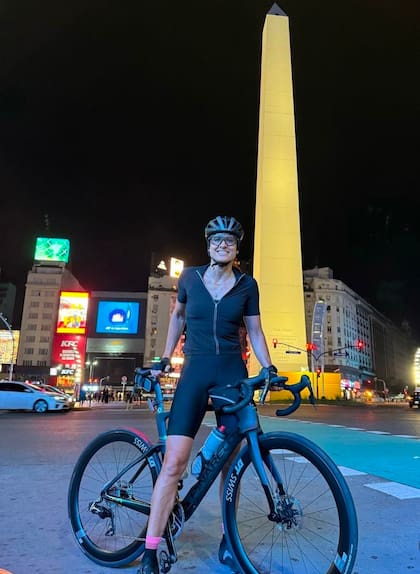 Sabatini hizo un recorrido por Buenos Aires en bicicleta; la ex tenista es amante del ciclismo.