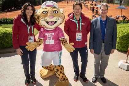 Sabatini, Pandi (mascota de los Juegos de la Juventud), Nalbandian y el presidente de la ITF, David Haggerty
