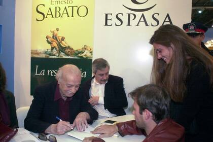 Sabato firma ejemplares en la Feria del Libro de Buenos Aires 