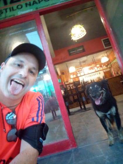 Sabe esperar al borde de la ruta antes de cruzar y se sienta pacientemente frente a un comercio si hay una parada.