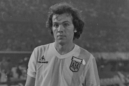 Sabella, con la camiseta de la selección tras jugar contra Brasil, en agosto de 1983