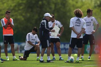 Sabella da indicaciones en el predio de Ezeiza