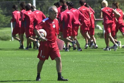 Sabella en City Bell, con el plantel de Estudiantes, en 2009