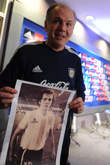 Sabella muestra una foto de su juventud con la camiseta de la Selección Argentina