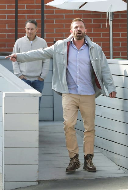 Sabemos que Ben Affleck no es muy amigo de los paparazzi y esta imagen no hace más que confirmarlo. El actor había ido a un almuerzo de negocios con su BMW i7 eléctrico cuando tuvo un pequeño contratiempo: el lujoso vehículo se bloqueó por completo y no pudo arrancarlo. Con un cigarrillo en mano, el ex de JLO tuvo que esperar al valet parking para que lo ayude a solucionar el problema técnico