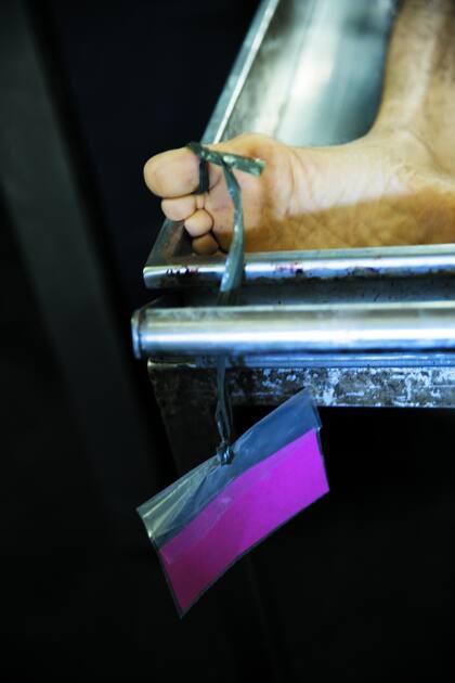 Saber qué ocurrió.Un cuerpo llega a la sala de obducción de la morgue de Lomas de Zamora para la autopsia legal