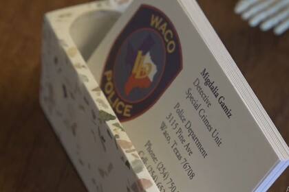 Saber que puedo hablar español y que soy bilingüe y puedo ayudar a las víctimas y a cualquiera en la comunidad es una gran ventaja. Creditos: kcentv.com