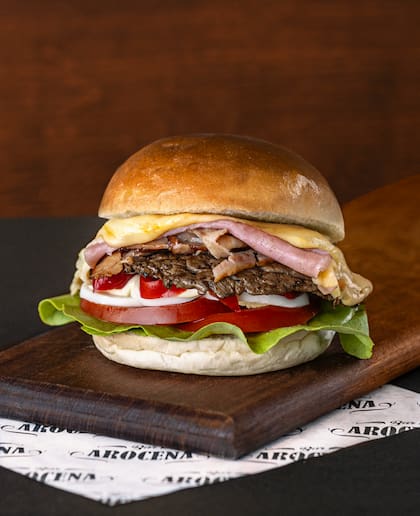 “¿Sabés lo que me comería yo? Un chivito del bar Arocena”, dice uno de los personajes de La Sociedad de la Nieve (2023)