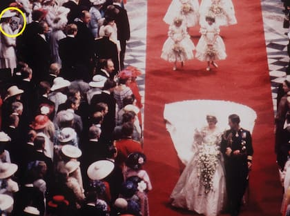 “Sabía que ella estaba allí, por supuesto (…). Caminando por la nave central, vi a Camilla, de gris pálido, con un sombrero con velo, lo vi todo, su hijo Tom de pie en una silla (…)”, le contó Diana al periodista Andrew Morton sobre el día de su boda con el heredero del trono británico, el 29 de julio de 1981. Conocida como “la boda del siglo”, el casamiento del príncipe Carlos y lady Diana Spencer tuvo lugar en la catedral de Saint Paul, en Londres. El vestido fue diseñado por Elizabeth y David Emanuel, quienes debieron arreglárselo varias veces: Diana no paraba de bajar de peso. En la ceremonia religiosa, Carlos olvidó besar a Diana tras el “sí, quiero”; de allí que intentara "salvar" el error besándola en el balcón de Buckingham.