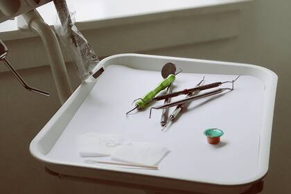 ¿Sabías por qué el dentista golpea tus dientes? Para saber si tenés dolor, cuál puede ser su origen.