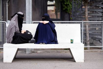 Sabina de 21 años y Alaa, ambas estudiantes y usuarias del niqab, se sientan en un parque en Copenhague