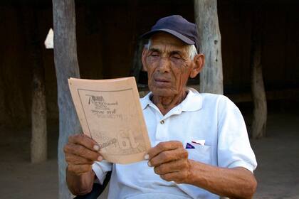 Sabino Pole se dedica a fabricar postes de madera para cableado y también para bardas; en ese lugar ha vivido toda su vida