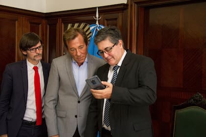 Sabino Vaca Narvaja junto al exembajador Luis Kreckler y Sergio Lanziani, ex secretario de energía