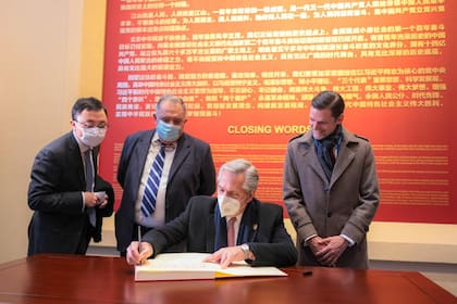 Sabino Vaca Narvaja junto al presidente Alberto Fernández durante la visita del presidente a China