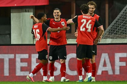 Sabitzer, en el centro y de frente, festeja con sus compañeros el gol de la victoria de Austria