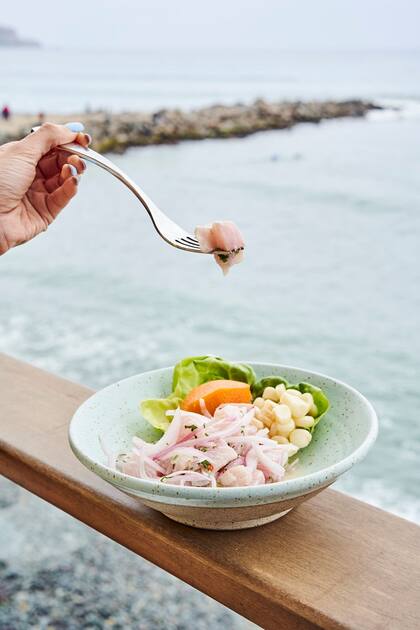 Sabores peruanos con vista al Pacífico. Almorzar en el restaurante limeño Cala es dejarse abrazar por el mar y la cocina, en un entorno que despierta todos los sentidos.